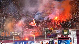 Fanii Rapidului au aruncat cu obiecte în teren la meciul cu Turris şi l-au lovit pe propriul căpitan