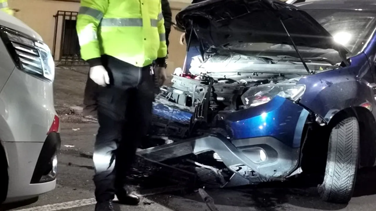 Un om al străzii a plecat în trombă cu o autoutilitară a Poliţiei Locale cu girofarul pornit /  Bărbatul a lovit o camionetă şi două maşini 