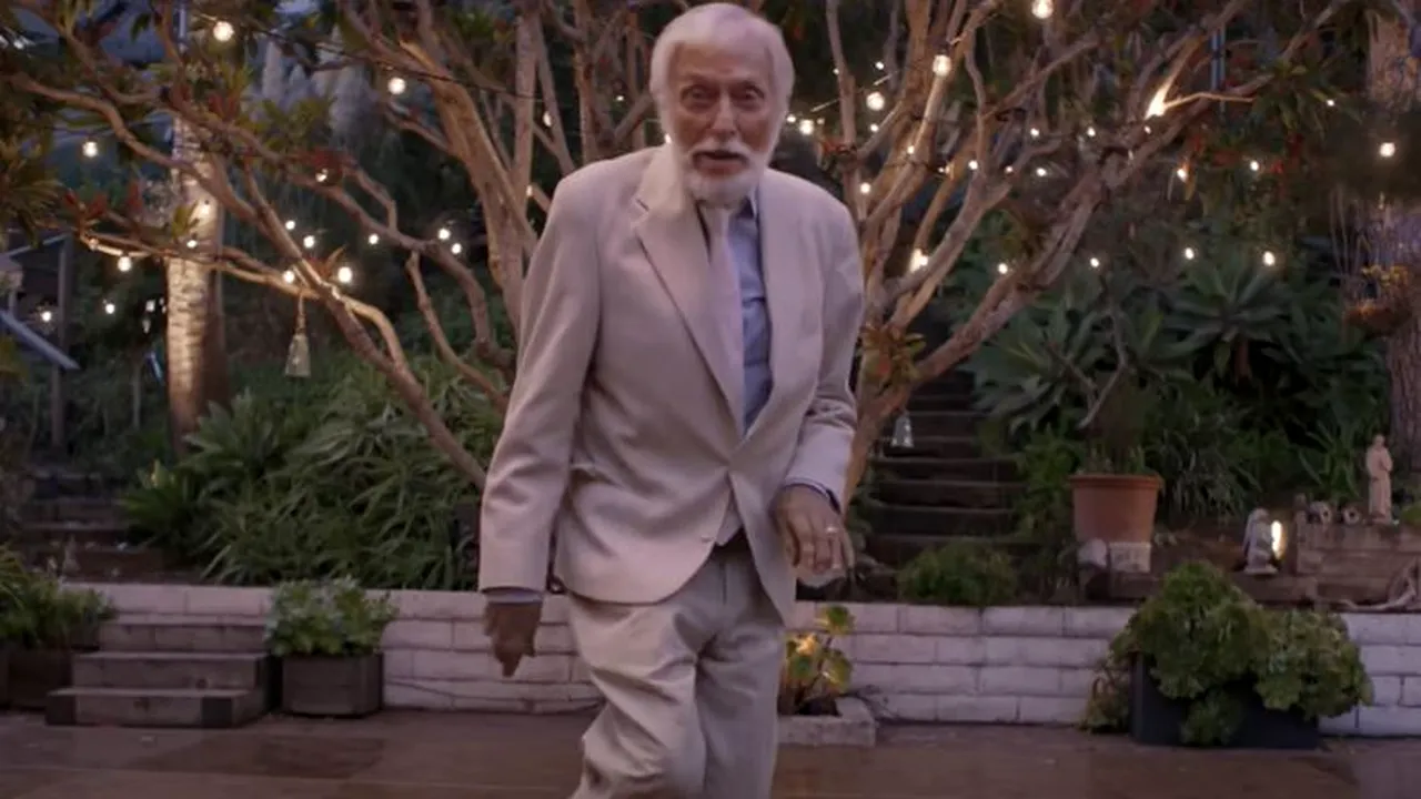 Dick Van Dyke, care se apropie de 99 de ani, dansează în ultimul videoclip Coldplay