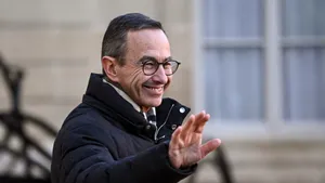 Următorul prim-ministru francez nu trebuie să fie unul dintre aliații lui Macron, spune un lider al coaliției