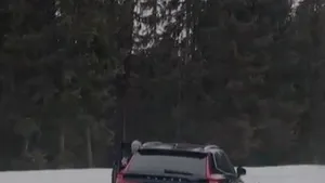 Un bărbat cu soția sa au rămas înzăpeziți pe Transalpina, în zona Pasul Tărtărău