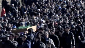 Sute de persoane au asistat la înmormântarea unui tătar din Crimeea care a murit din cauza torturii