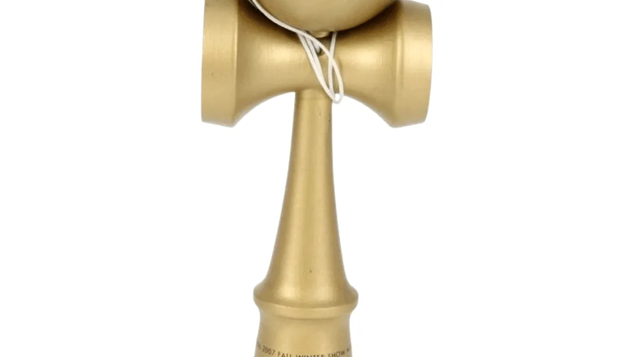 Kendama Louis Vuitton EXCLUSIVISTĂ / E listată pe e-bay la un preț ce pleacă de la 1.300 de dolari, dar este ea originală?