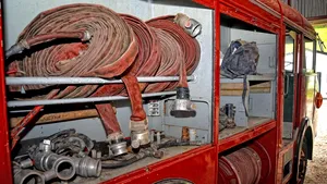 Autospecială a pompierilor suceveni, avariată după ce a derapat pe un drum forestier. Mașina se întorcea dintr-o misiune