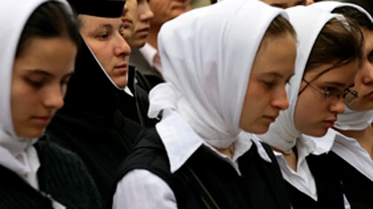 Peste o sută de persoane se roagă la Catedrala Patriarhală