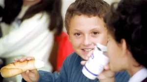 Laptele şi cornul: De pe băncile şcolilor, pe mesele nevoiaşilor