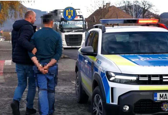 SOCIAL Secret Santa cu dosar penal: MAI a găsit arme letale și droguri în colete de Crăciun