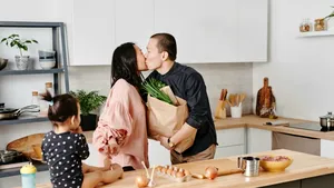 Care sunt cele 7 obiceiuri practicate de cuplurile fericite, potrivit unui specialist în relații