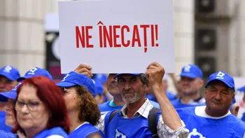 GALERIE FOTO Angajații de la Apele Române protestează la Ministerul Mediului: Lucrăm cu apă, dar nu trăim cu aer