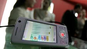 Concediat pentru că şi-a încărcat bateria telefonului mobil la muncă!