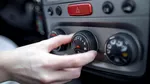 Șoferii riscă amenzi dacă pornesc aerul condiționat în mașina parcată pe caniculă