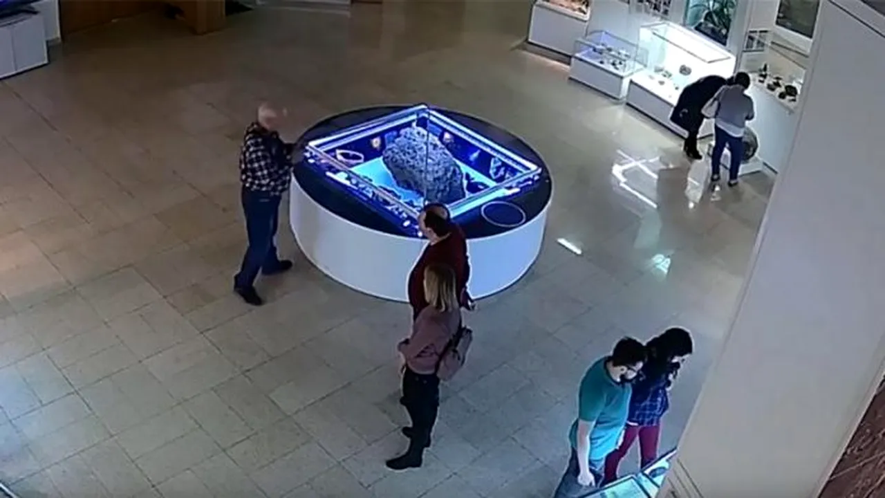 Misterul sticlei care a levitat într-un muzeu, în acest weekend. Corpul peste care era aşezată nu e de pe această planetă | VIDEO