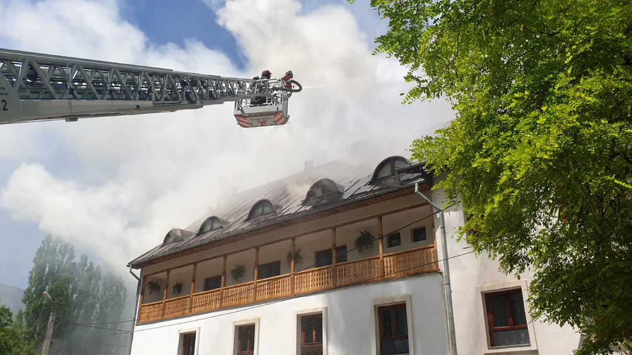 Incendiu puternic la acoperişul Mănăstirii Râmeţ | FOTO