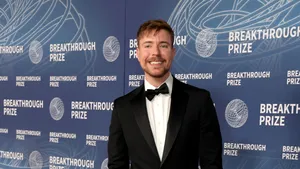 O angajată a lui MrBeast, cel mai urmărit youtuber din lume, acuză că a fost hărțuită și concediată după ce a născut