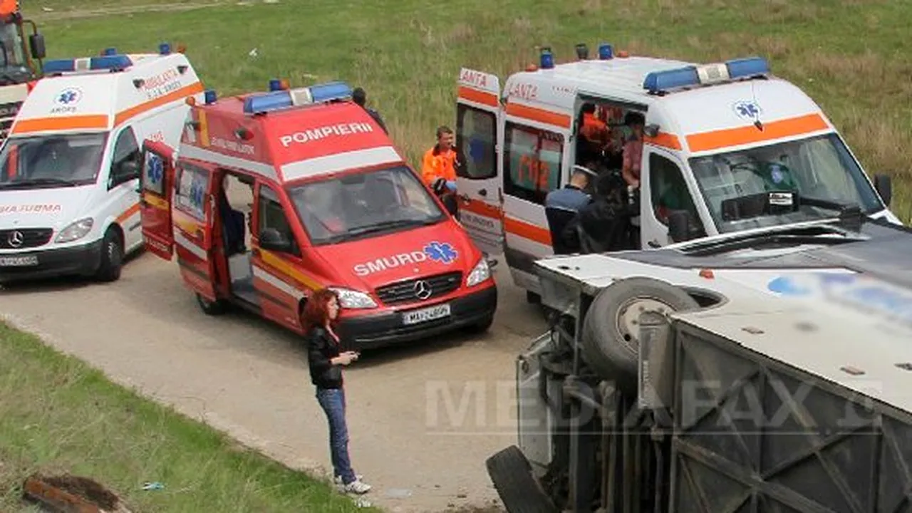 ACCIDENT ÎN VRANCEA:  Un mort şi 16 răniţi după ce un autocar cu turişti ucrainieni s-a răsturnat la Măicăneşti
