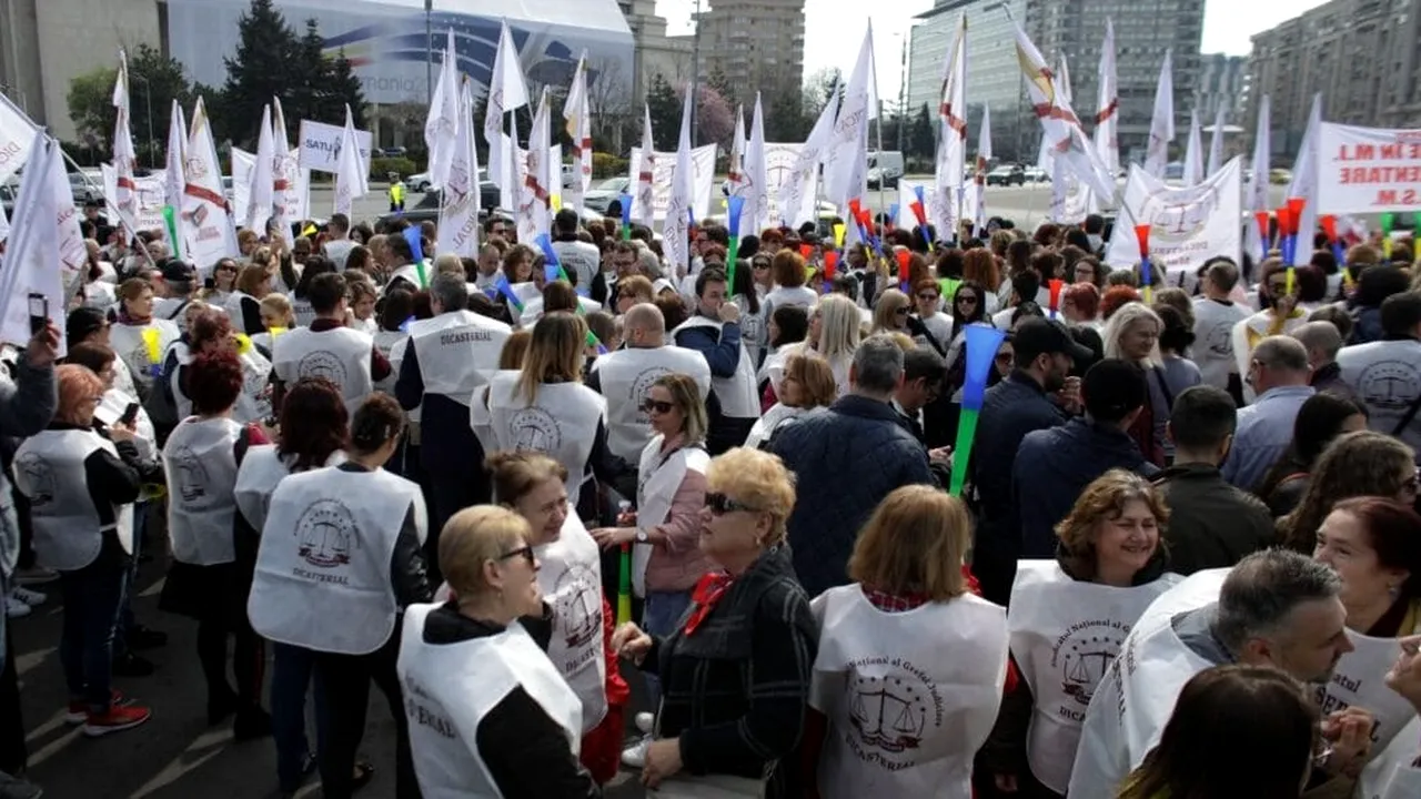 Grefierii și personalul auxiliar din Justiție anunță proteste și oprirea activității după noua lege a salarizării: „Sistemul riscă un nou val de litigii”
