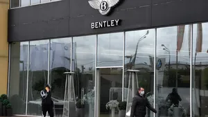 Bentley, lovit de criză. Producătorul auto de lux va renunţa la un sfert dintre angajaţi