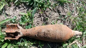 Descoperire inedită în Sibiu: o bombă de aruncător a fost găsită pe marginea drumului DJ 106