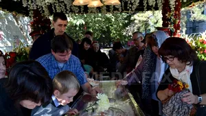 REPORTAJ: Atracţia pelerinilor de la Iaşi - veioze cu sfinţi şi tricouri ”Am fost pelerin la Sfânta Parascheva” - FOTO, VIDEO