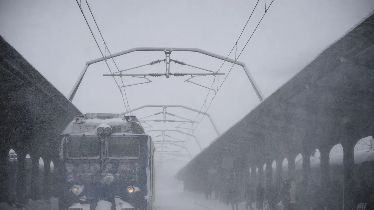 Un tren cu 8 călători a rămas pe şine în zona staţiei Goleni din judeţul Dolj din cauza gerului