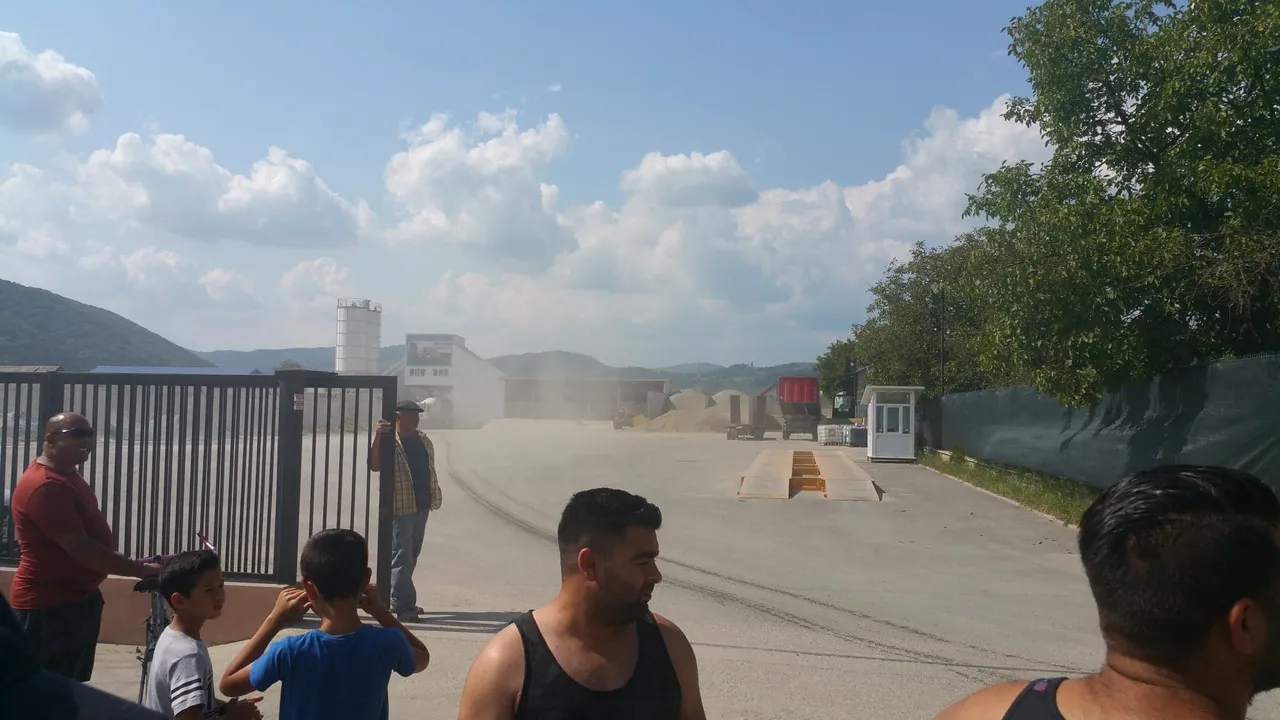 Protest într-un oraş după ce a fost deschisă o staţie de mixturi asfaltice în mijlocul localităţii | GALERIE FOTO