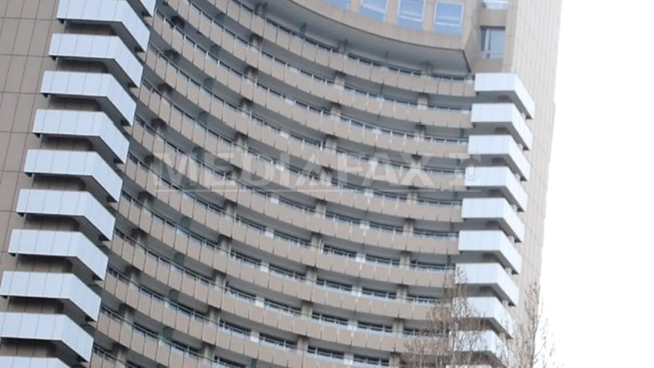 O femeie a căzut de la etajul 17 al Hotelului Intercontinental. Aceasta era căsătorită şi se cazase cu o zi înainte de Ziua Îndrăgostiţilor