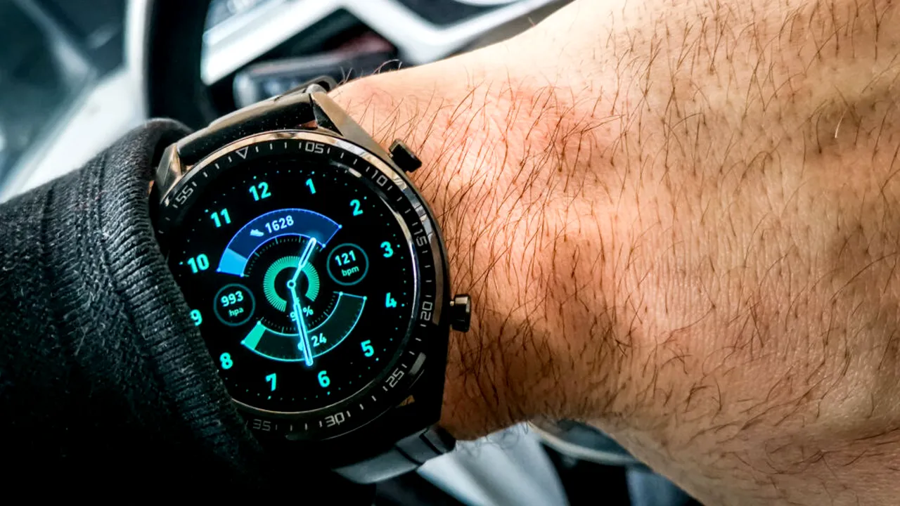 Ai un smartwatch? Gestul făcut la volan care te poate costa scump