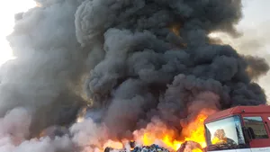 FOTO, VIDEO | INCENDIU puternic la un depozit de mase plastice din Drobeta-Turnu Severin