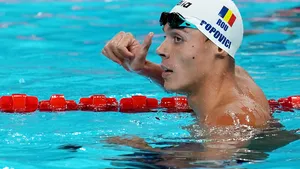 Preşedintele Klaus Iohannis îl felicită pe David Popovici pentru medalia de aur la 200 m liber