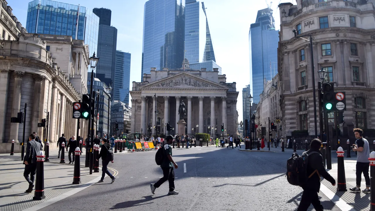 Economia britanică îşi revine în primul trimestru al anului, punând capăt recesiunii tehnice