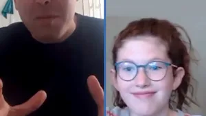 „Duelul” poligloţilor. Un bărbat care vorbeşte 29 de limbi discută cu o fetiţă de 14 ani care ştie 25 VIDEO