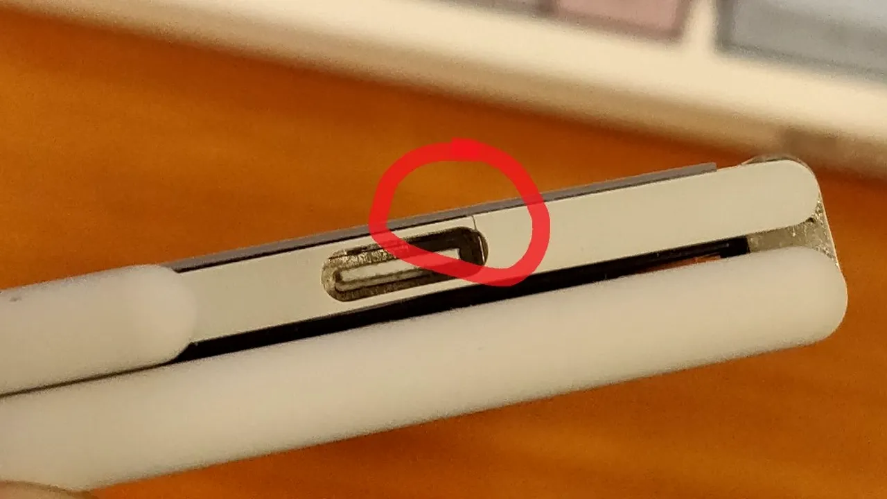 Telefon de 1.400 dolari cu defect: Microsoft Surface Duo 