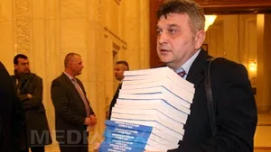 Iliescu le-a împărţit liderilor PSD o carte despre Revoluţia din 1989