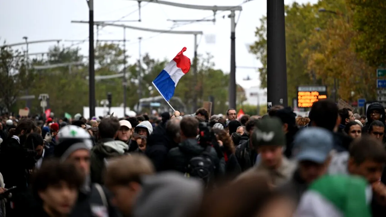 Proteste masive în Franța. Ciocniri între poliție și protestatari. Forțele de ordine au folosit gaze lacrimogene și tunuri cu apă la Paris
