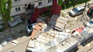 Vântul face ravagii în Moldova. Un bărbat a murit în Huși după ce a fost surprins de un acoperiș smuls de vânt