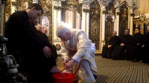 GALERIE FOTO Episcopul greco-catolic Florentin Crihălmeanu a spălat picioarele a 12 seminarişti în Joia Mare