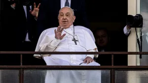 Medicii Papei Francisc s-au gândit să întrerupă tratamentul pentru a-i permite să moară în pace