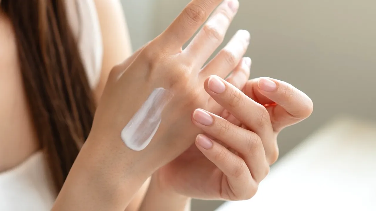 Crema cu uree: soluția pentru pielea uscată și aspră (P)