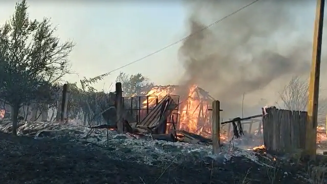Incendiul de vegetaţie din Devesel s-a extins şi în zona locuită. Şapte gospodării cuprinse de flăcări