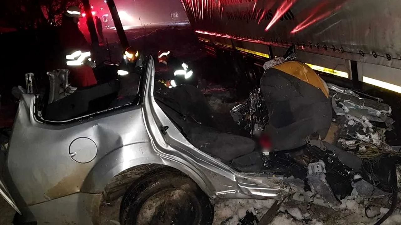 Accident rutier foarte GRAV în Suceava: Cinci persoane au murit, după ce maşina în care se aflau a intrat sub un TIR/ Victimele aveau între 17 şi 21 de ani