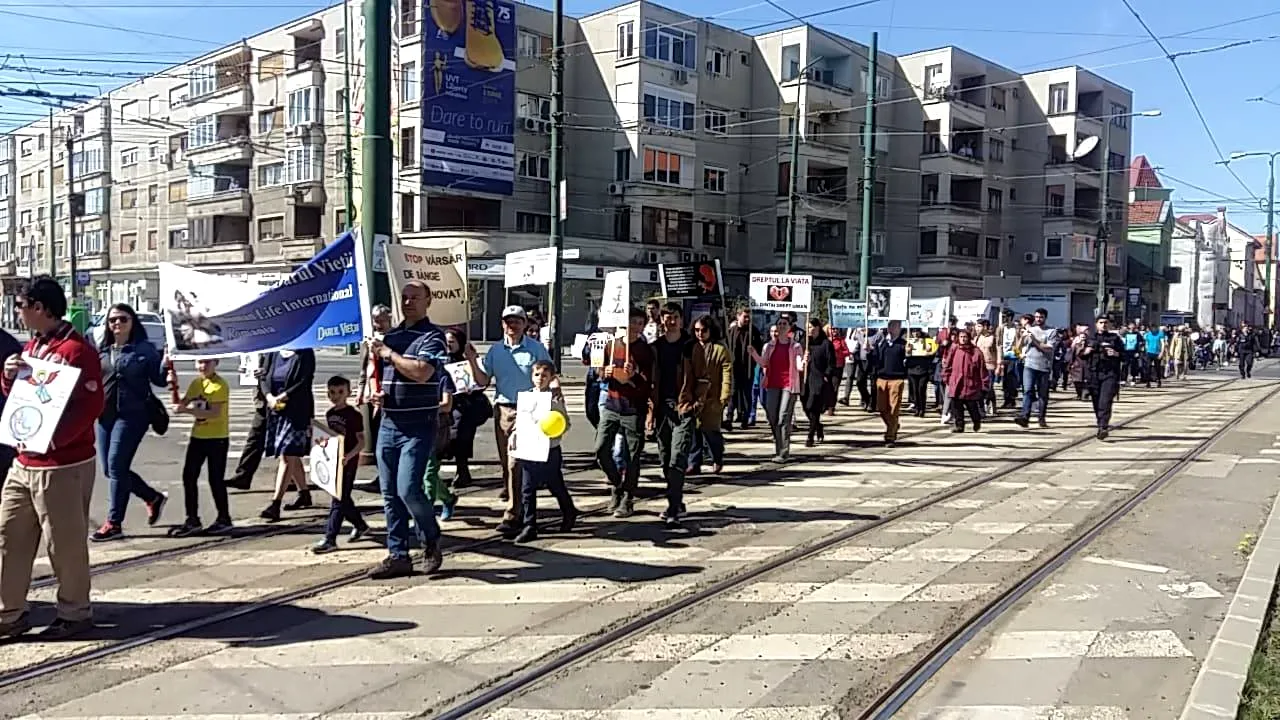 „Marş pentru viaţă”: Mitinguri la Timişoara şi Cluj-Napoca împotriva avorturilor. Iniţiativa a strâns sute de participanţi | FOTO