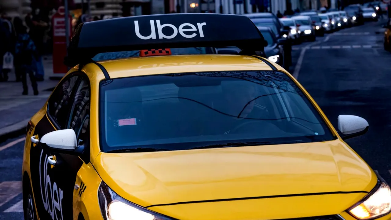 Cursele cu Uber şi Bolt costă mai mult, din cauza unei noi legi. Mulţi şoferi s-au retras în urma măsurilor luate - VIDEO