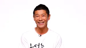 Primul pasager privat al unei misiuni spaţiale caută o prietenă pentru călătoria în jurul lunii