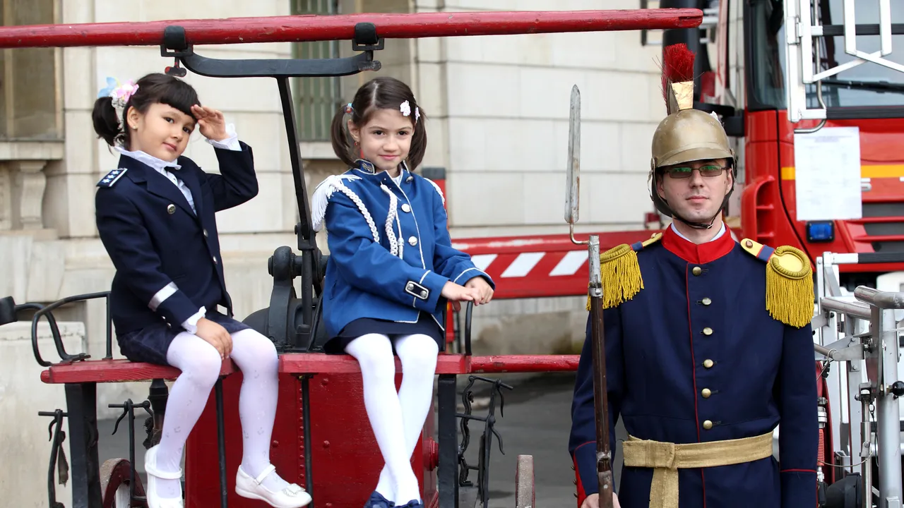 ZIUA COPILULUI la MAI: De 1 iunie, copiii au vizitat sediul ministerului şi s-au fotografiat în balconul ultimului discurs al lui Ceauşescu - GALERIE FOTO