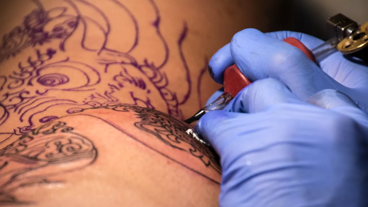 Un bărbat încearcă să îşi recâştige soţia care l-a părăsit. Textul, cu greşeli, pe care şi l-a tatuat pe piept şi burtă