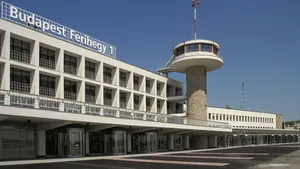 Coliziune pe aeroportul din Budapesta între două autobuze. Unul transporta PASAGERI de la o cursă aeriană de la Bucureşti/ UPDATE: Un singur cetăţean român mai este internat