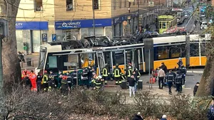 Accident tragic în Milano: un tramvai a deraiat într-o intersecție. Un mort și cel puțin 39 de răniți