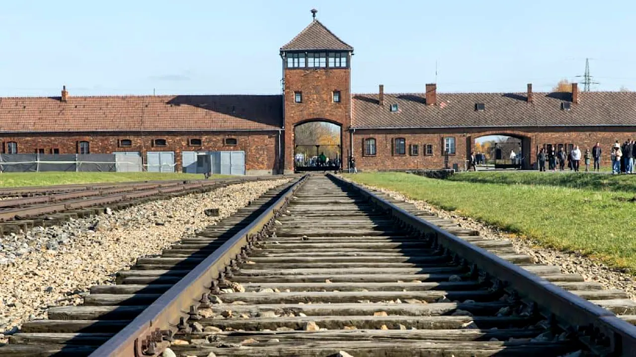 Pedeapsă inedită în Germania: un polițist a fost obligat să viziteze Auschwitz