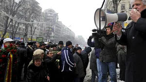 Peste 200 de revoluţionari au blocat Bulevardul Magheru