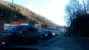 Aglomeraţie mare pe Valea Prahovei, după un weekend cu vreme frumoasă. Viteza medie cu care circulă maşinile este de 30 de km/h